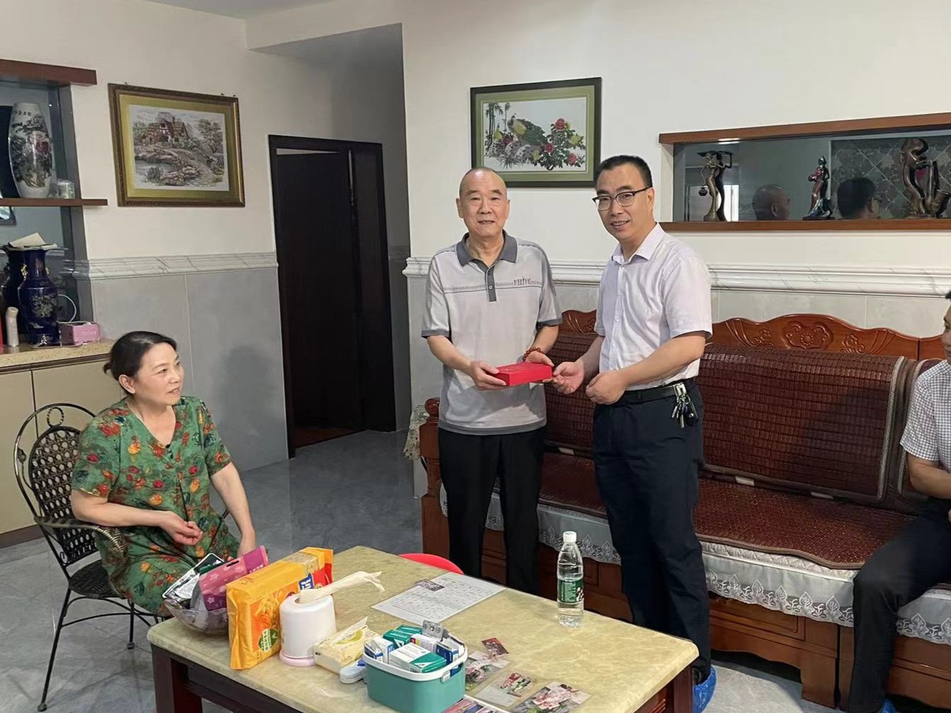 6.26七一慰问老党员赵天明发放光荣在党50年纪念章2.jpg 新球体育