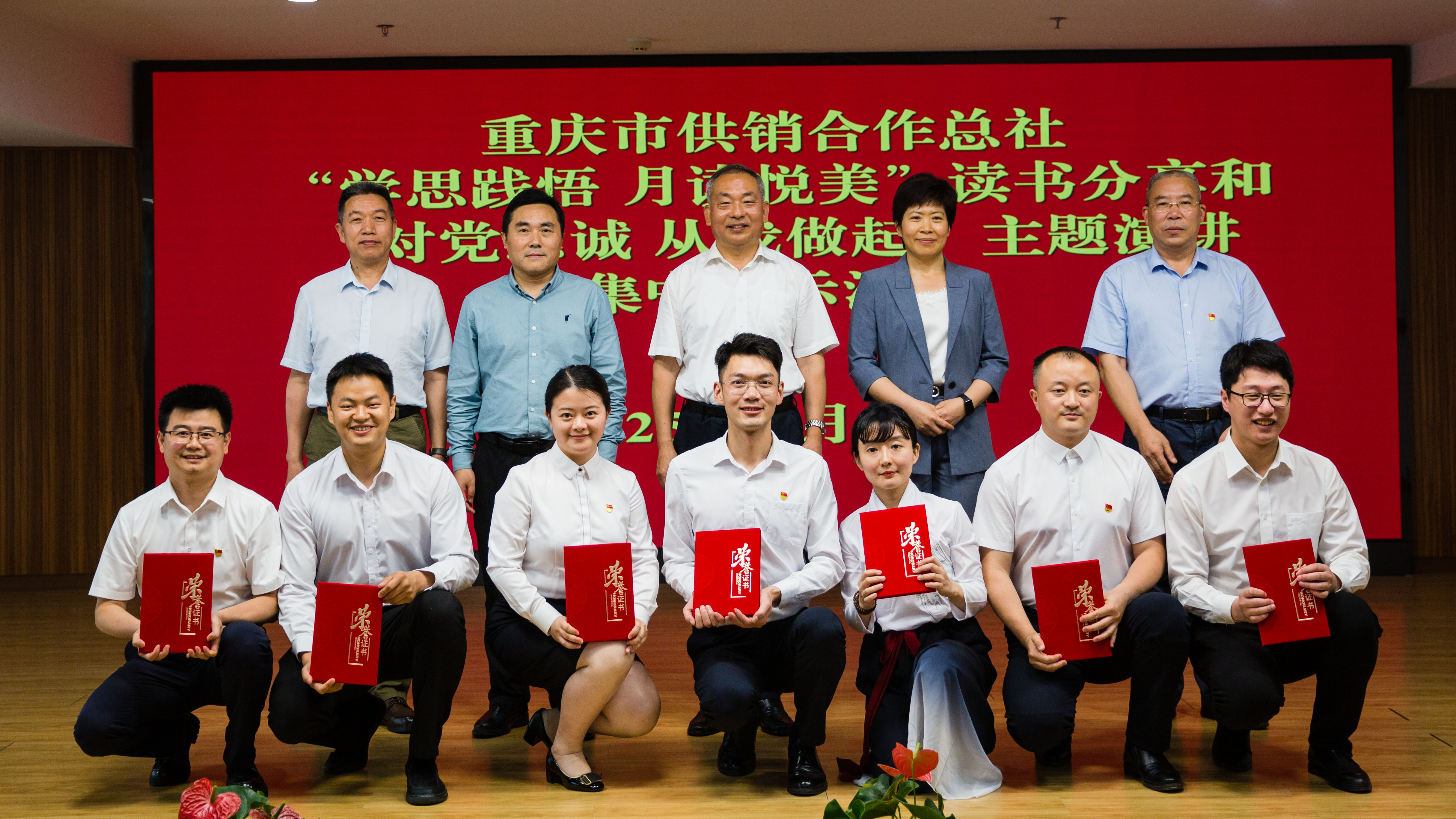 演讲合影.jpg 新球体育