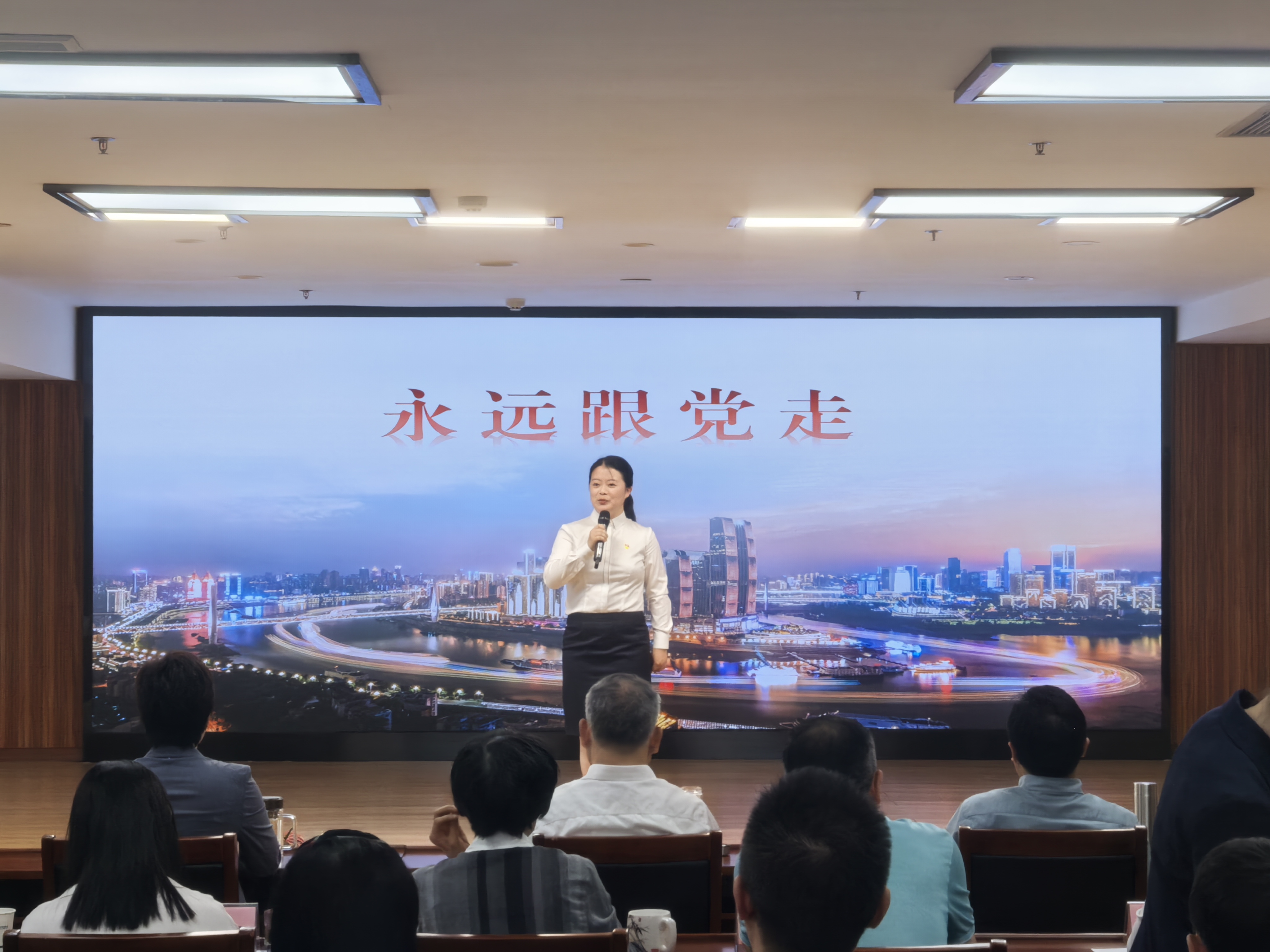 演讲1.jpg 新球体育